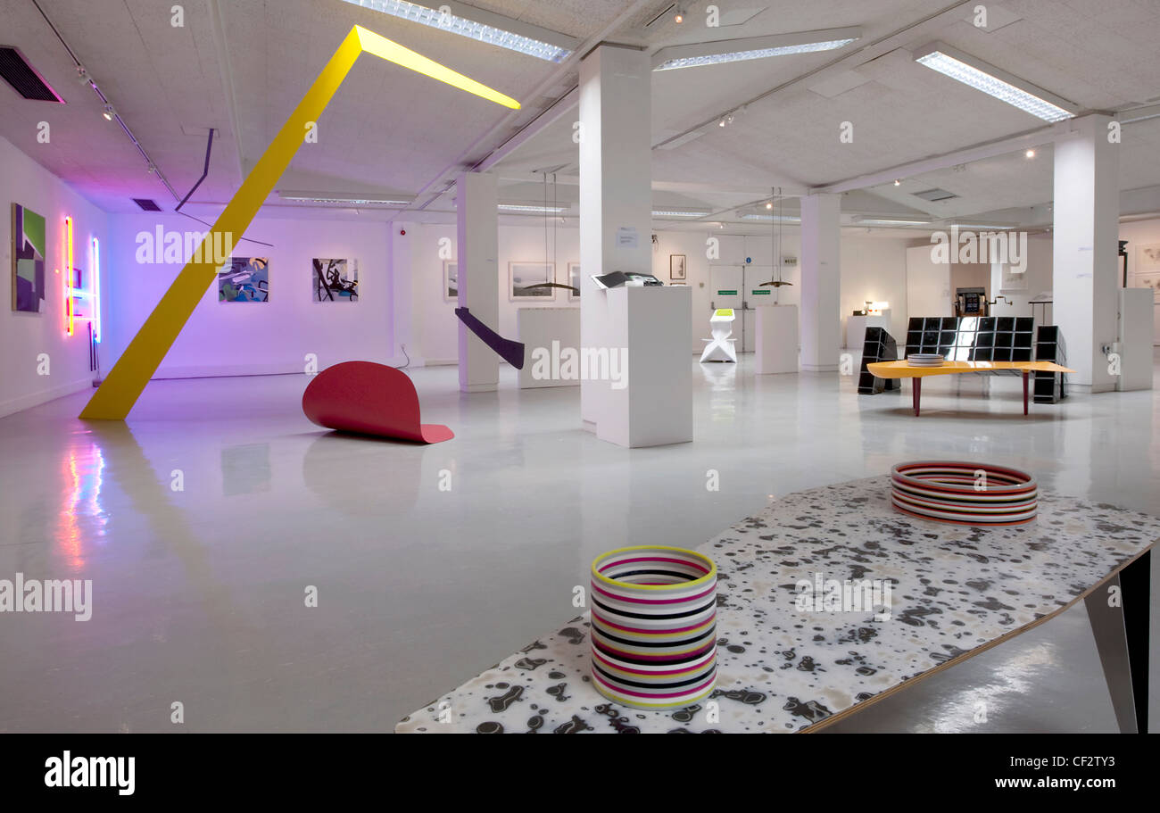 Intérieur de la Collins Art Gallery de Glasgow montrant le Chalet exposition d'artiste moderne travail collectif. Banque D'Images