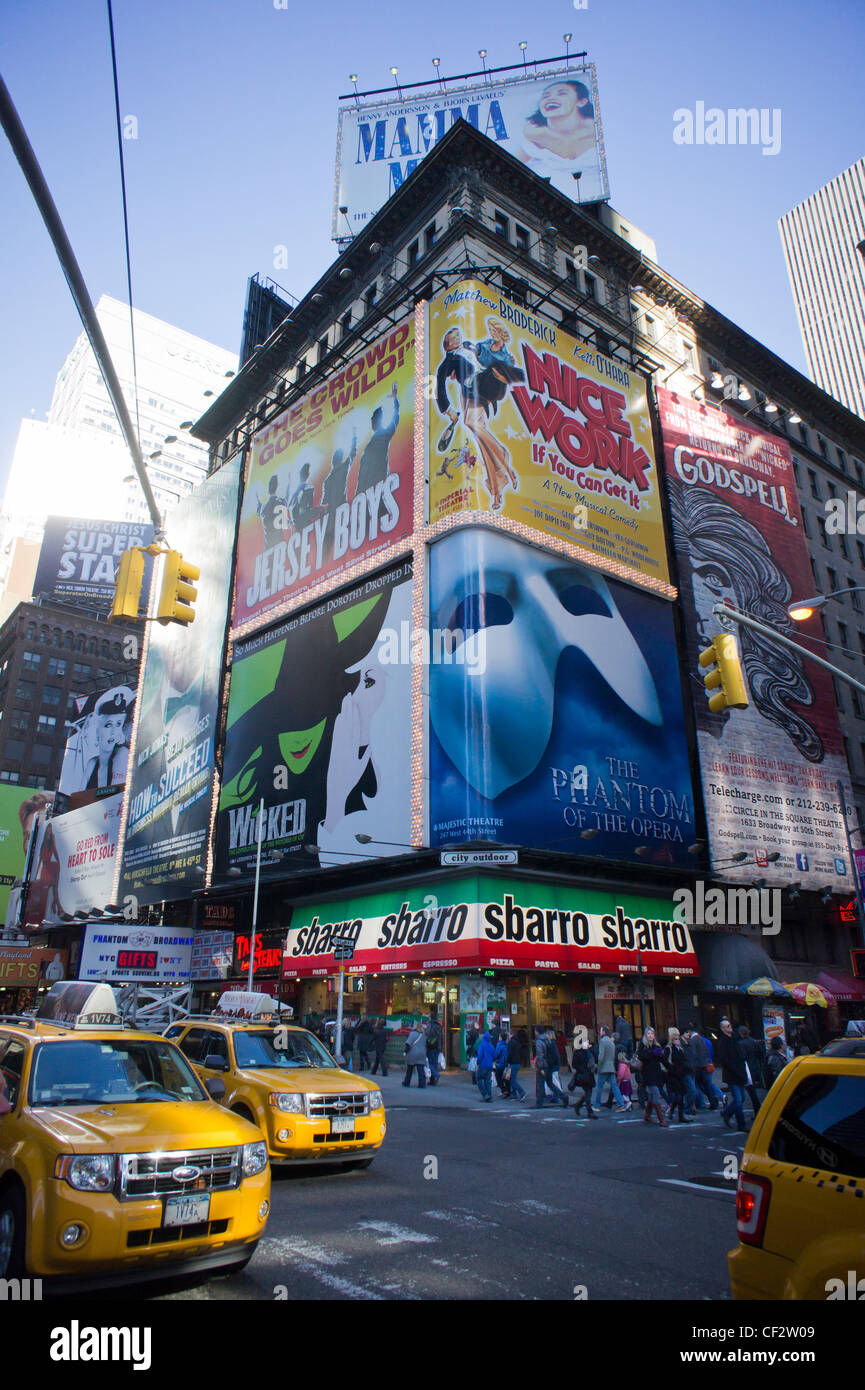La publicité dans Times Square à New York pour des pièces de théâtre et comédies musicales de Broadway Banque D'Images