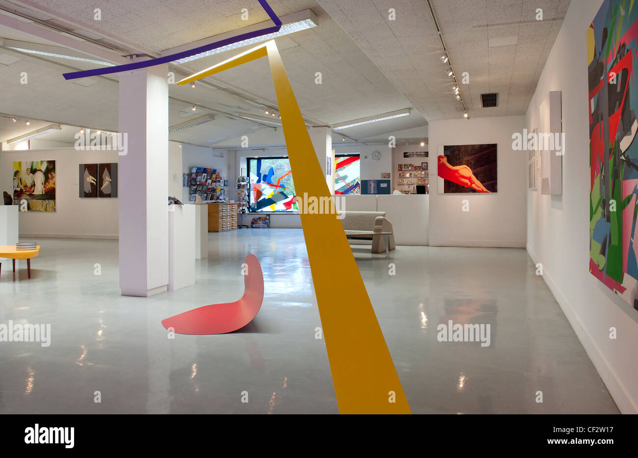 Intérieur de la Collins Art Gallery de Glasgow montrant le Chalet exposition d'artiste moderne travail collectif. Banque D'Images