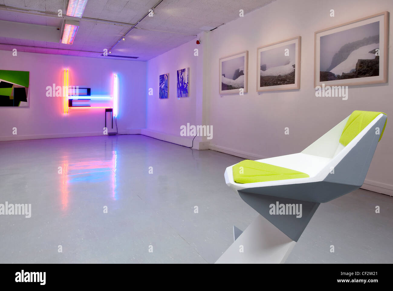 Intérieur de la Collins Art Gallery de Glasgow montrant le Chalet exposition d'artiste moderne travail collectif. Banque D'Images