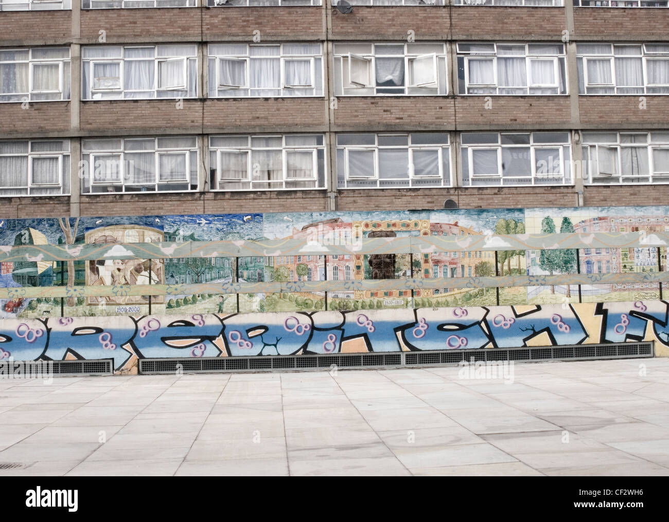 Bloc d'appartements et de graffitis dans la région de Old Street. Le mot 'graffiti' est le pluriel de "graffito" et vient du mot italien Banque D'Images