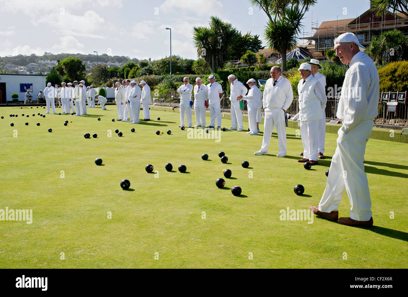 Les quilleurs habillé en blanc vert de la Couronne joue boules à Newlyn Club de bowling. Banque D'Images