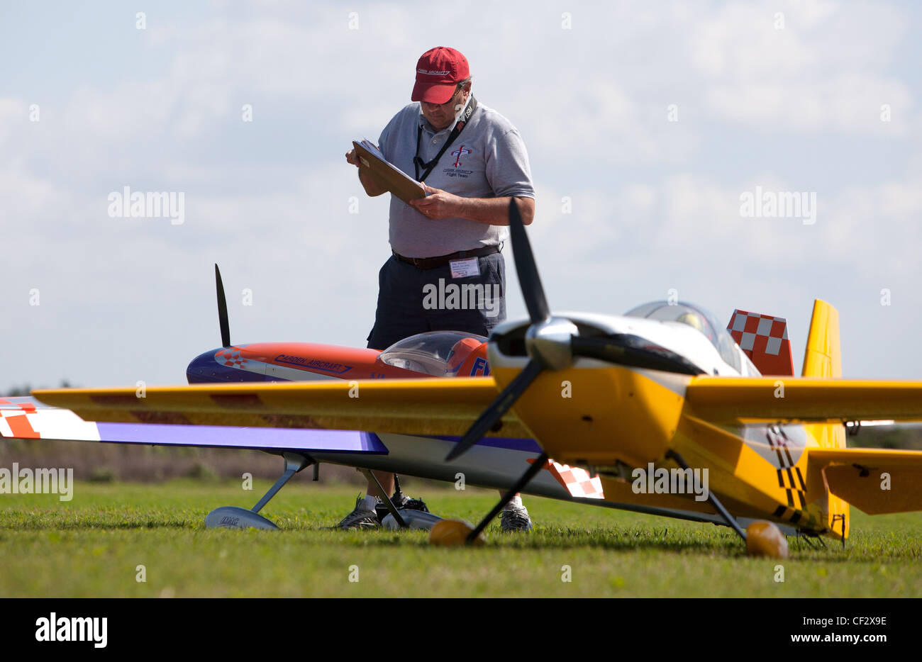 Vol d'avion modèle radio-commandé de la concurrence d'acrobaties à Homestead, Floride Banque D'Images