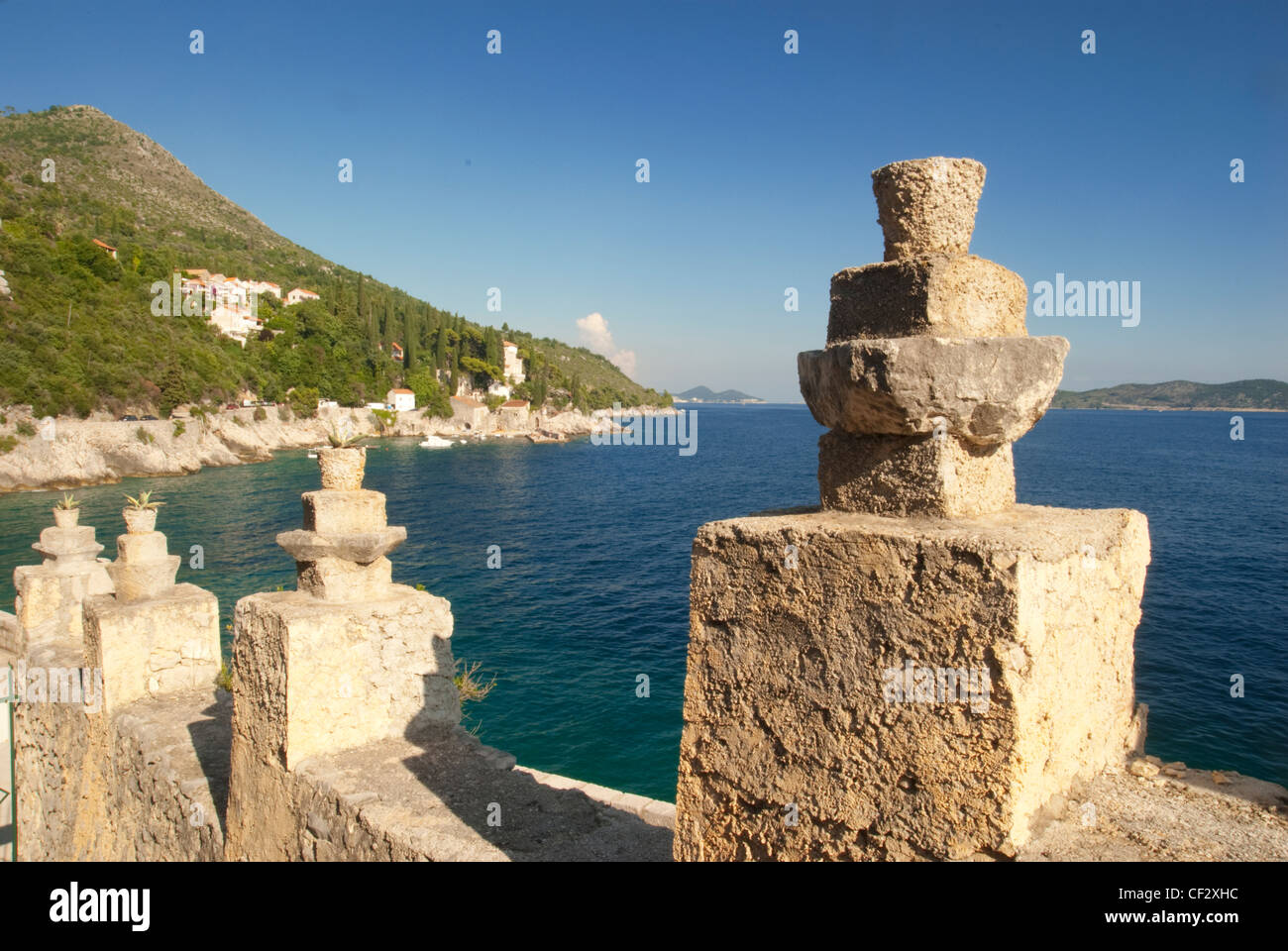 Vue d'un vieux mur de mortier avec le petit port de Trsteno au-delà Banque D'Images