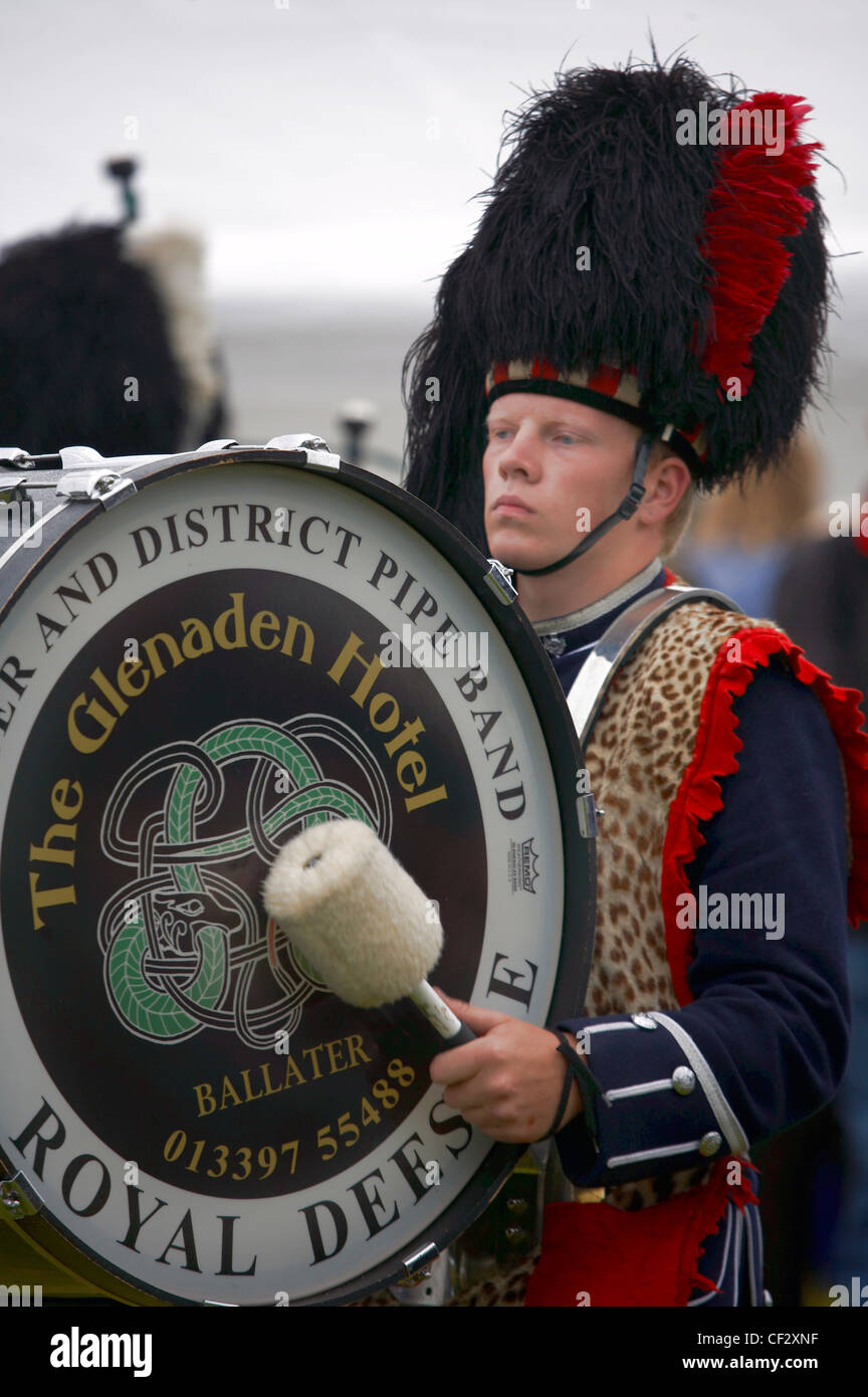 Un batteur de la Touques et du District Pipe Band se produiront au Lonach Highland Games, et de collecte (facturé comme 'Äö√√≤Ñ Scot Banque D'Images