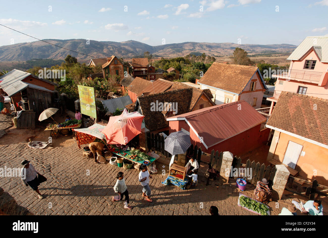 Un marché traditionnel français sur les rues pavées du village d'Ambohimanga, Madagascar. Banque D'Images
