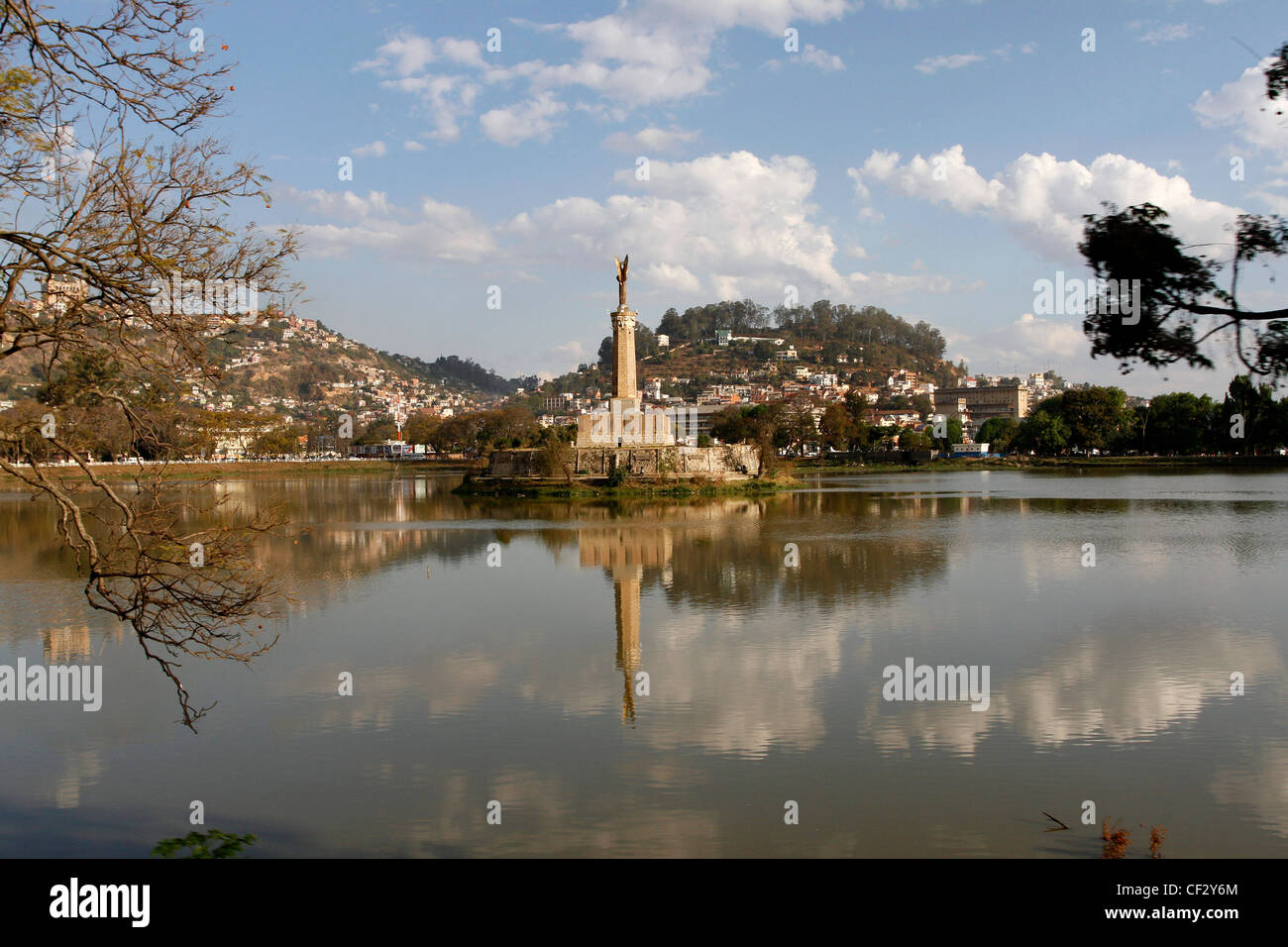 Le lac Anosy dans le centre-ville avec le 'black angel' statue pour les soldats qui sont morts pour la France, Antananarivo. Madagascar. Banque D'Images