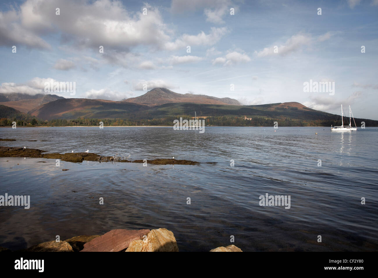 Vue sur la baie de Brodick Goat Fell (le point le plus élevé sur l'île d'Arran) et montagnes Arran. Banque D'Images