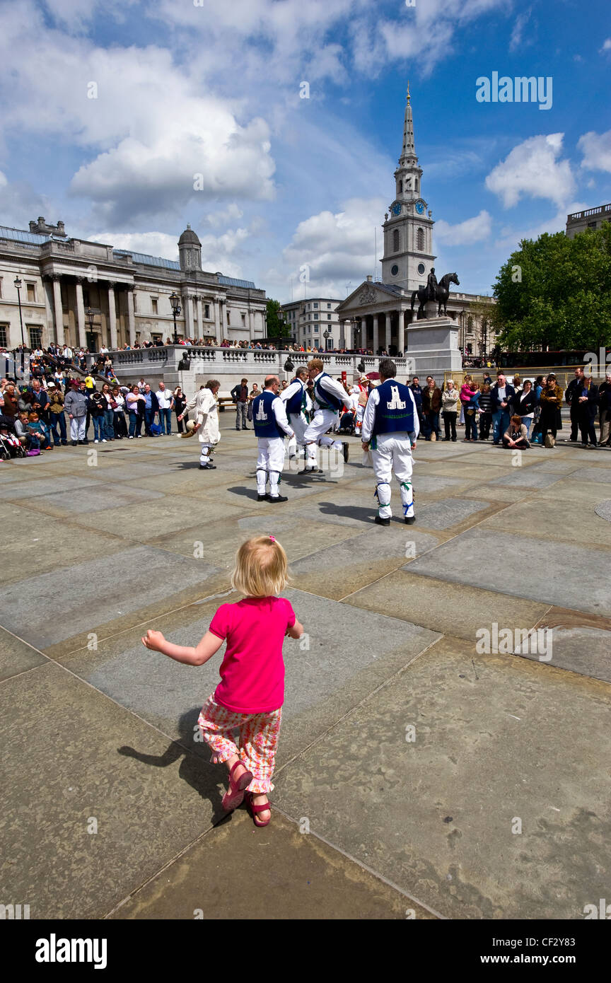 Un jeune enfant se joint à la Whitchurch Morris Men dancing le jour de Westminster à Trafalgar Square Dance. Banque D'Images