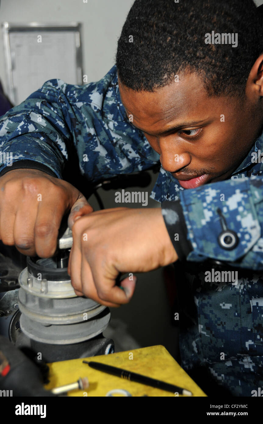 BREMERTON, Washington (fév 28, 2012) – Aviation Boatswain’s Mate (Fuel) Airman Adrian Davis inspecte les buses des conduites de carburant utilisées pour faire le plein des avions. Nimitz mène une croisière rapide pour retourner en mer pour la première fois depuis la disponibilité incrémentale planifiée du navire. Le navire est arrivé à Bremerton, Washington, pour commencer son DPIA décembre 2010. Banque D'Images