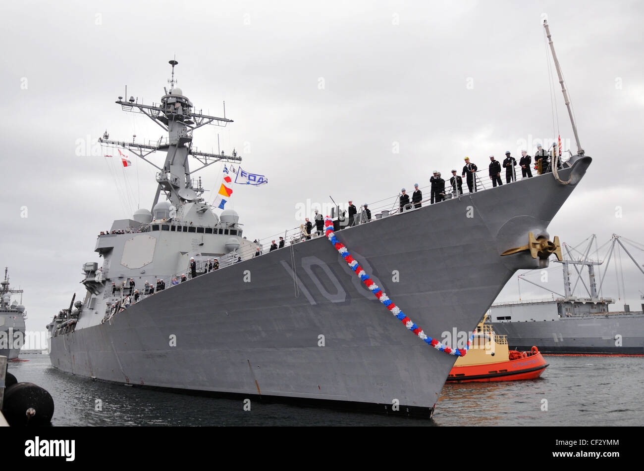 Le destroyer à missiles guidés USS Wayne E. Meyerarrive à son homeport à la base navale de San Diego. Mobile Bay fait partie du groupe de grève des transporteurs John C. Stennis et revient d'un déploiement de sept mois dans les zones de responsabilité de la 5e et de la 7e flotte américaine. Banque D'Images