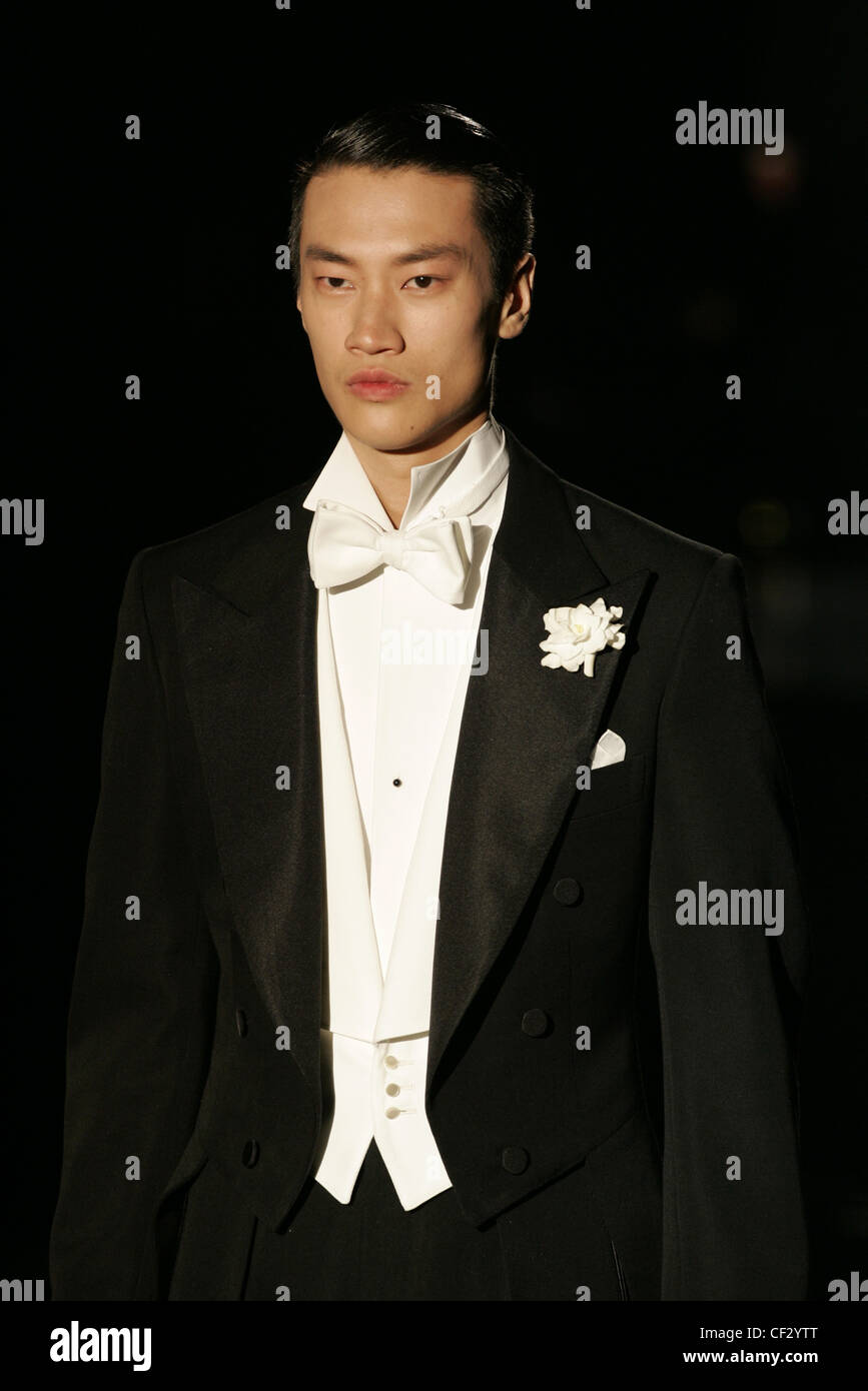 Vêtements pour hommes Gucci Milan S S homme vêtu de noir le dîner costume  avec noeud papillon blanc Fond noir Photo Stock - Alamy