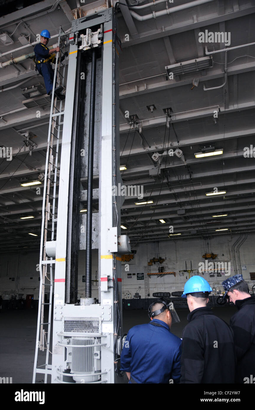 BREMERTON, Washington (fév 28, 2012) – le capitaine Michael Donnelly, cadre du porte-avions USS Nimitz (CVN 68), et les marins du département de pont effectuent une inspection de zone d'un œillet de patin coulissant. Nimitz mène une croisière rapide pour retourner en mer pour la première fois depuis la disponibilité incrémentale planifiée du navire. Le navire est arrivé à Bremerton, Washington, pour commencer son DPIA décembre 2010. Banque D'Images