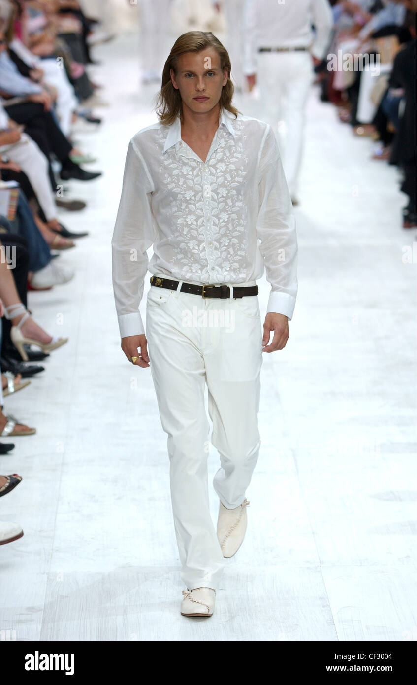 Paul Smith Chaussures Paris S S modèle masculin portant une chemise blanche  à manches longues motifs floraux blanc à l'avant, et blanc Photo Stock -  Alamy
