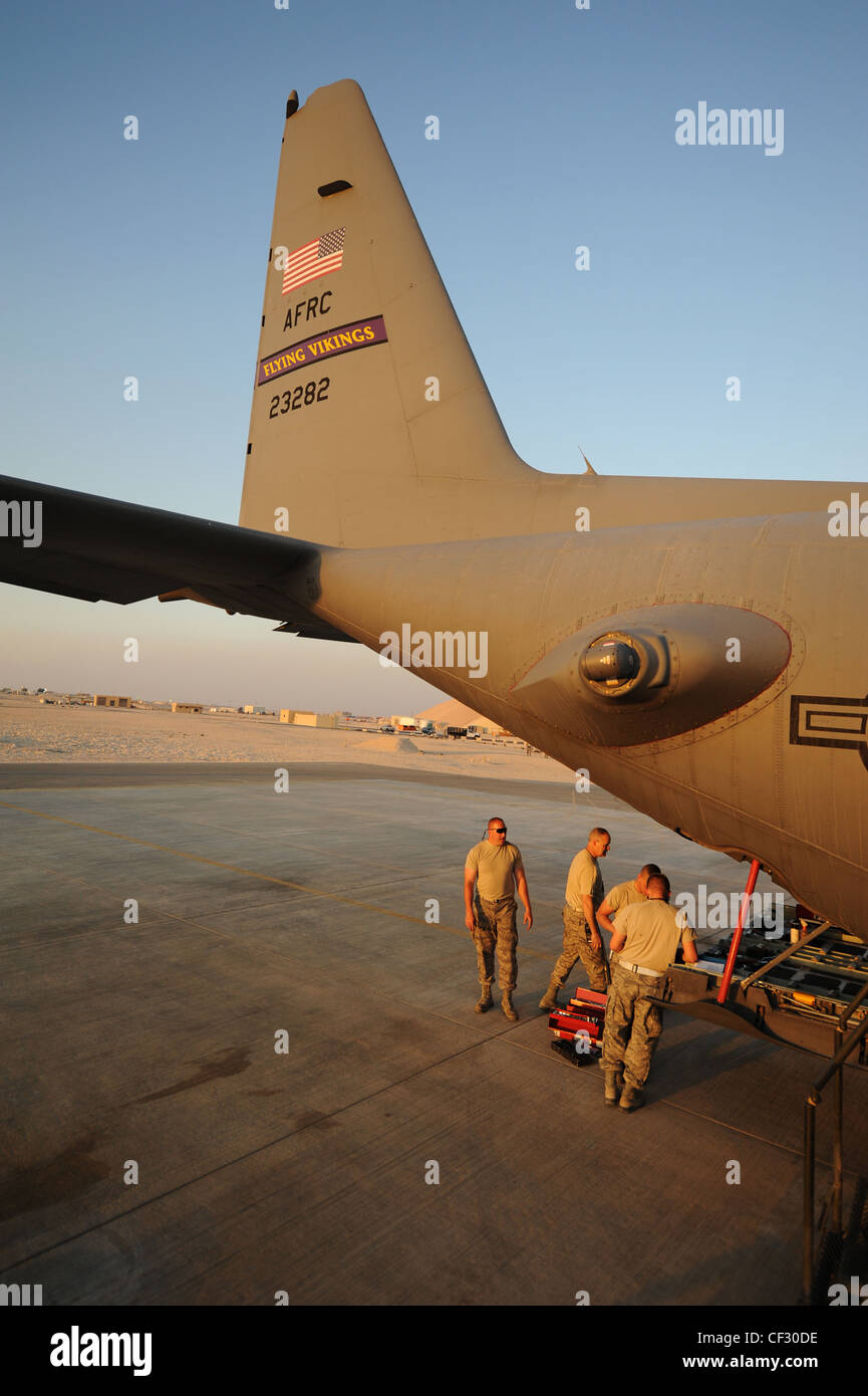 ASIE DU SUD-OUEST – des aviateurs de la 746e unité de maintenance des aéronefs expéditionnaires travaillent sur un Hercules C-130H3 lors d'un contrôle de station à domicile à un endroit non divulgué en Asie du Sud-Ouest le 28 février 2012. Les aviateurs travaillent à bord de l'avion 24 heures par jour pendant les contrôles de poste à domicile pour remettre le C-130 en état de fonctionnement dès que possible. Les C-130 peuvent atterrir sur des pistes standard et inférieures aux normes, et peuvent également se départir sur des distances relativement courtes, ce qui le rend utile pour des missions spécialisées. Banque D'Images