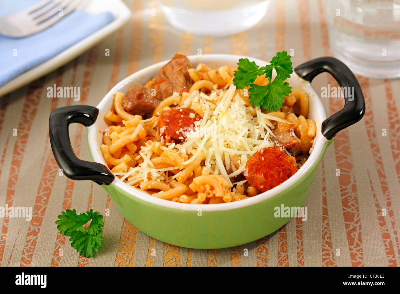 Nouilles au chorizo. Recette disponible. Banque D'Images