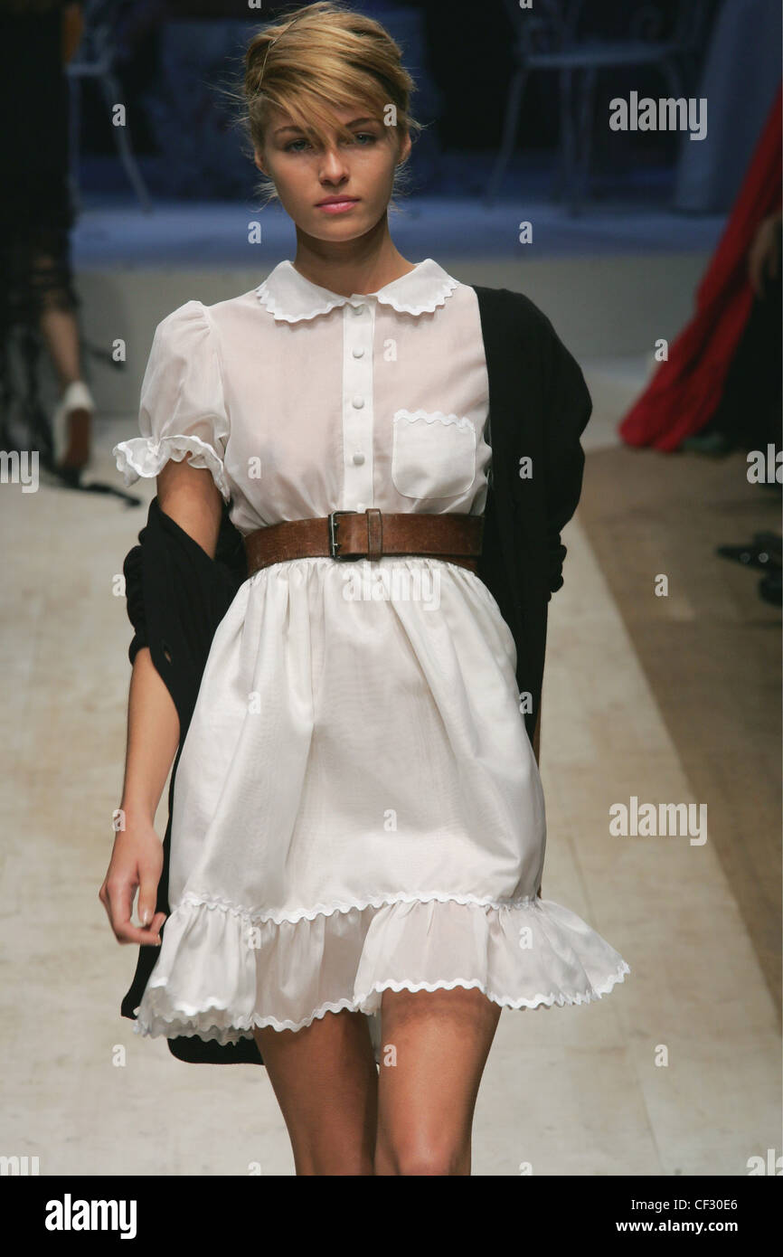 Anna Molinari Milan Prêt à Porter S S Model wearing white robe blouse avec  ceinture marron et noir cardigan Photo Stock - Alamy