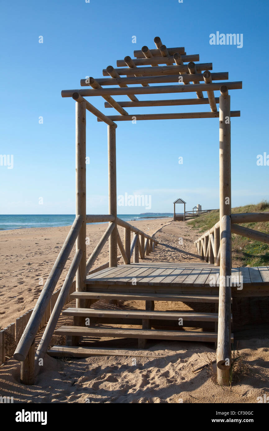 Une structure en bois à la fin d'une promenade à la plage de Zahora ; Andalousie Espagne Banque D'Images