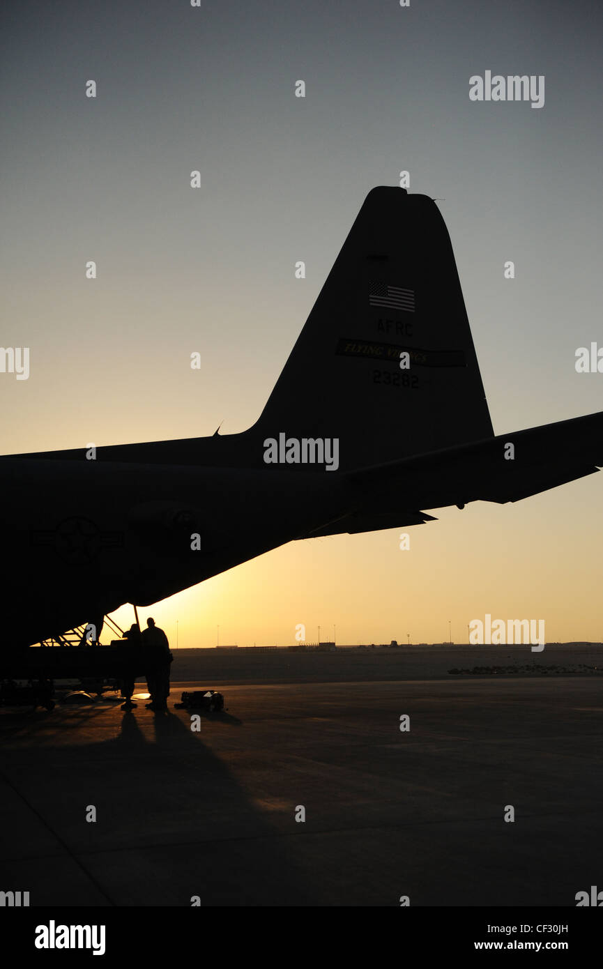 ASIE DU SUD-OUEST – des aviateurs de la 746e unité de maintenance des aéronefs expéditionnaires travaillent sur un Hercules C-130H3 lors d'un contrôle de station à domicile à un endroit non divulgué en Asie du Sud-Ouest le 28 février 2012. Les aviateurs travaillent à bord de l'avion 24 heures par jour pendant les contrôles de poste à domicile pour remettre le C-130 en état de fonctionnement dès que possible. Les C-130 peuvent atterrir sur des pistes standard et inférieures aux normes, et peuvent également se départir sur des distances relativement courtes, ce qui le rend utile pour des missions spécialisées. Banque D'Images