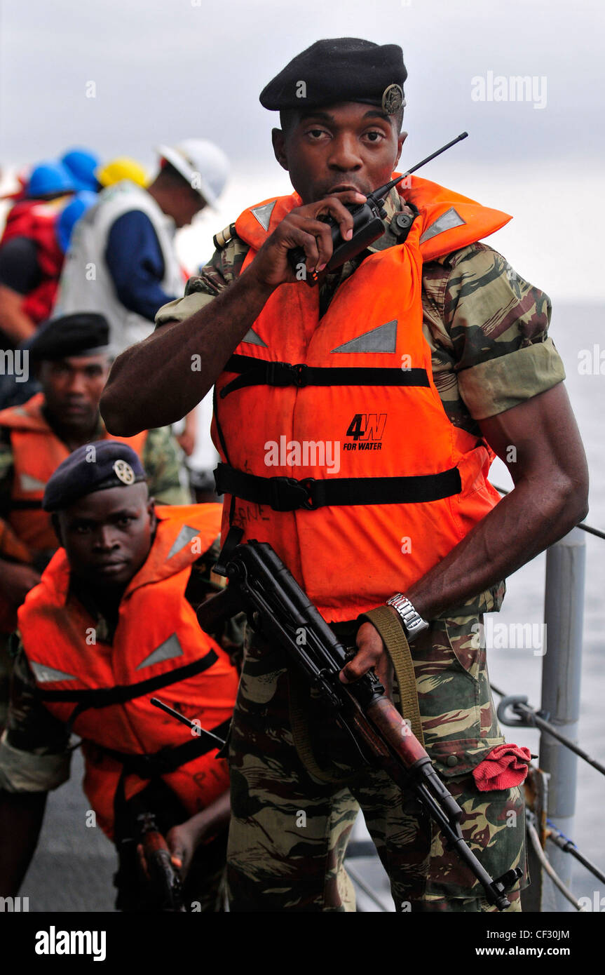 GOLFE DE GUINÉE (FÉV 28, 2012) – Marine camerounaise Lt. j.g. Yves Itondo se rapporte à son navire après avoir embarqué à bord de la frégate de missiles guidés USS Simpson (FFG 56) pour l'entraînement de l'équipe d'embarquement pendant l'exercice Obangame Express. Obangame Express est un exercice maritime en mer conçu pour améliorer la coopération entre les pays participants afin d'accroître la sécurité maritime dans le golfe de Guinée. Banque D'Images