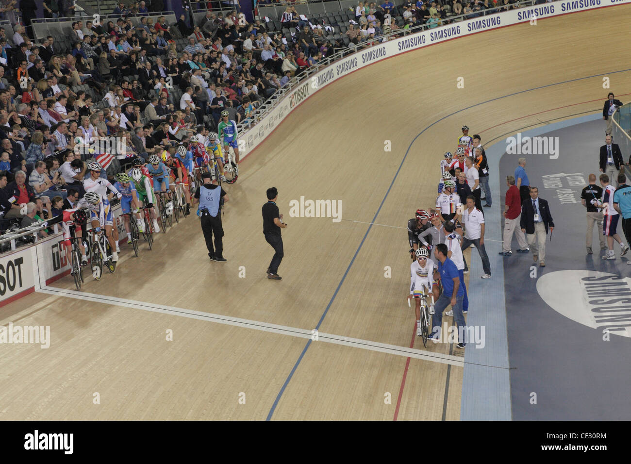 Début de course vélodrome olympique de Londres le cyclisme sur piste de course de moto Banque D'Images