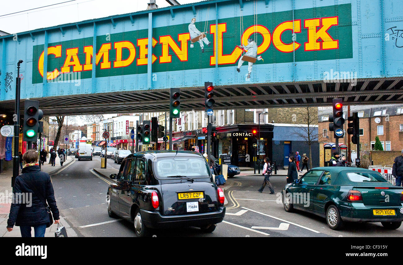 L'ancien pont ferroviaire sur Chalk Farm Road à Camden Lock. Banque D'Images