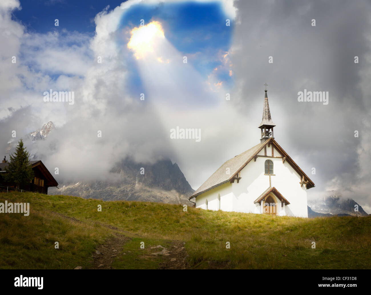 Concept pour le christianisme, Dieu, de croyance, d'aide et de confiance : chapelle de la montagne près de Belalp glacier d'Aletsch dans un rayon de lumière Banque D'Images