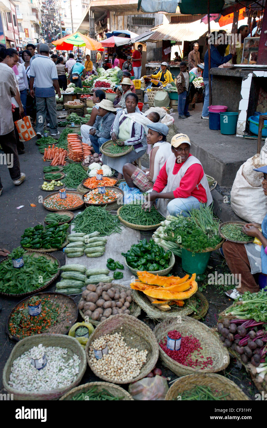 La vente de légumes dans le marché du Zoma, Antananarivo. Madagascar. Banque D'Images