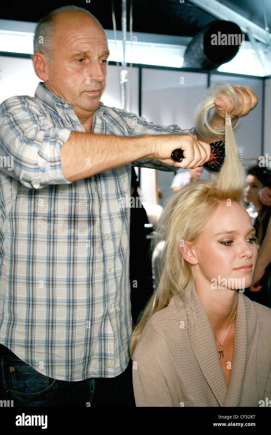 Milan Dsquared Modèle Printemps Été Backstage avec de longs cheveux blonds d'être backcombed par coiffeur professionnel Sam McKnight Banque D'Images