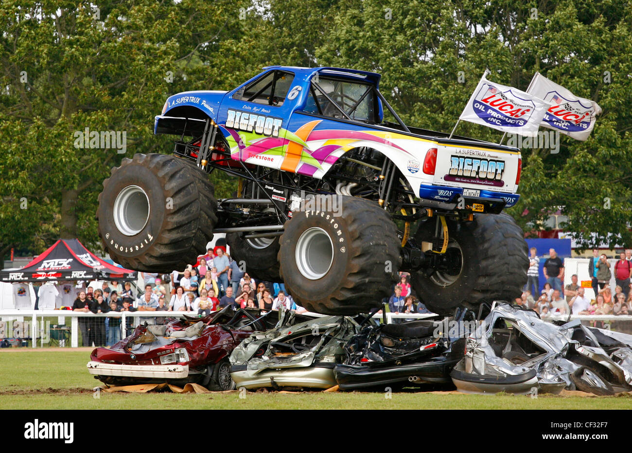 La no 1 Monster Truck 'Bigfoot' effectuer dans une voiture à la défi écrasant Stoneleigh Park Country Festival 2009. Banque D'Images