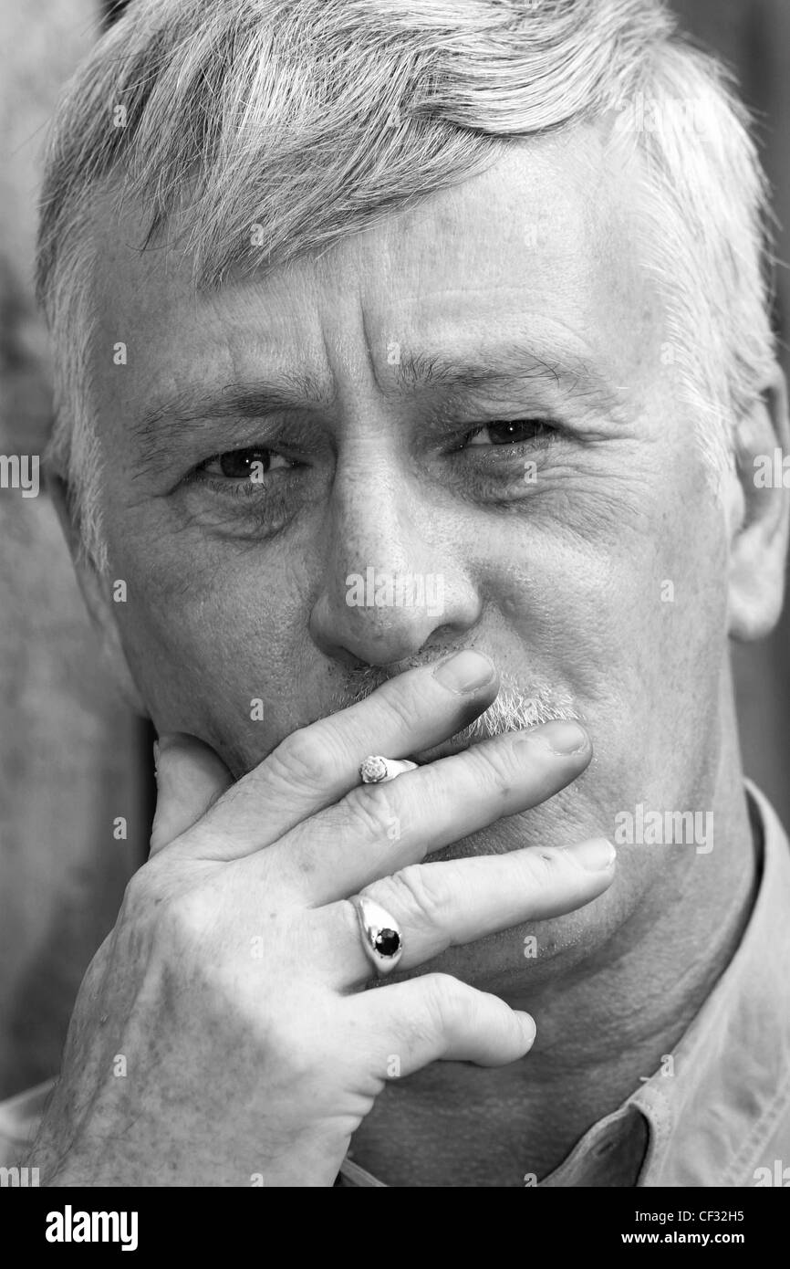 Middle aged man smoking a rouler Banque D'Images