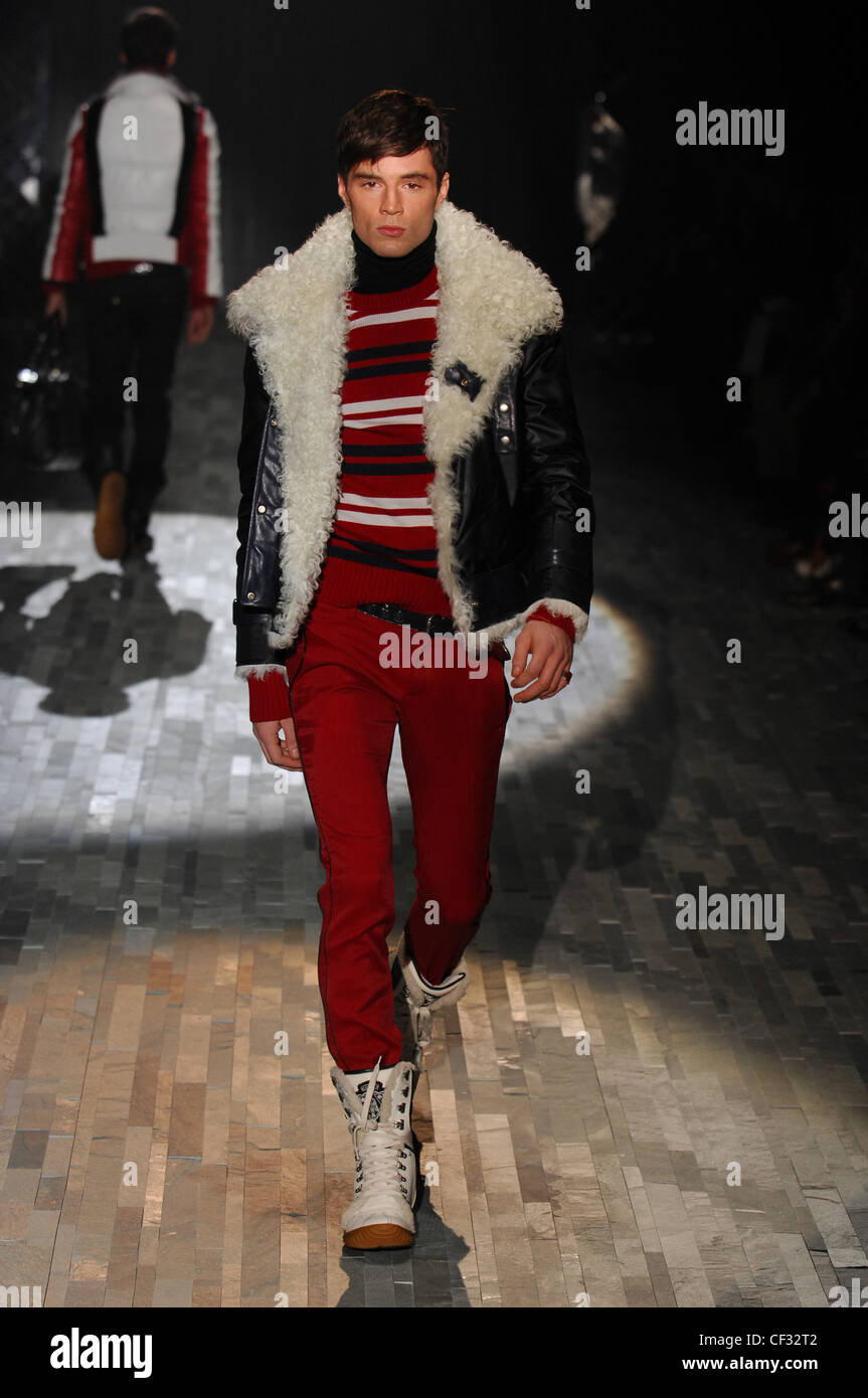 Vêtements pour homme Gucci Milan Prêt à porter les cheveux bruns modèle  vêtu de noir et en cuir de mouton blouson de vol, rayé rouge et noir Photo  Stock - Alamy