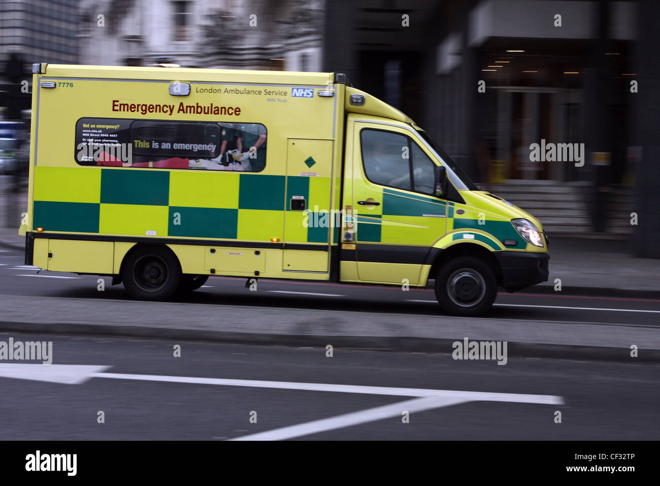 Une ambulance voyageant le long d'une route à Londres Banque D'Images