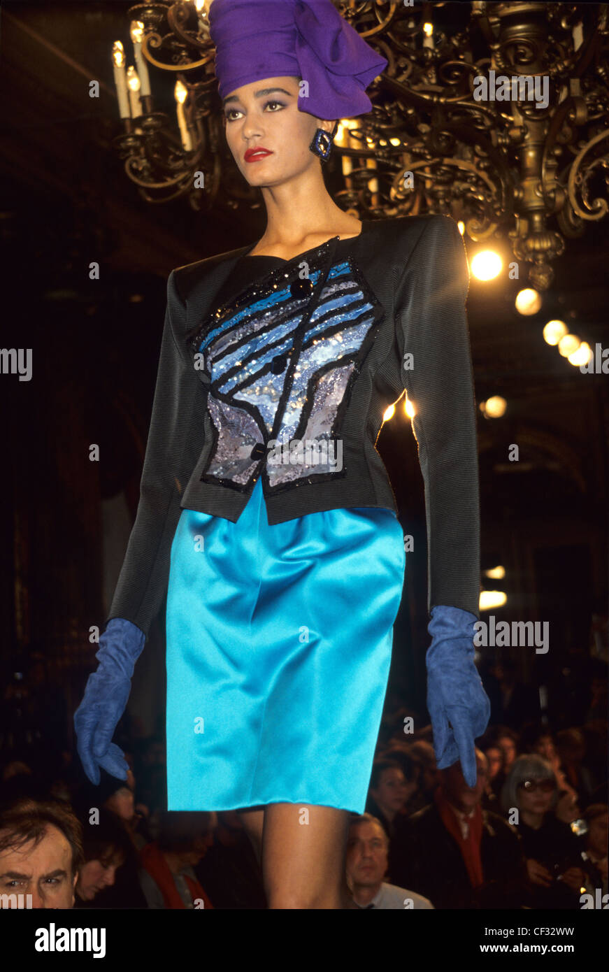 Yves Saint Laurent Printemps Été Femme portant veste noire courte  paillettes au détail sur satin jupe bleue, gants en daim et Photo Stock -  Alamy
