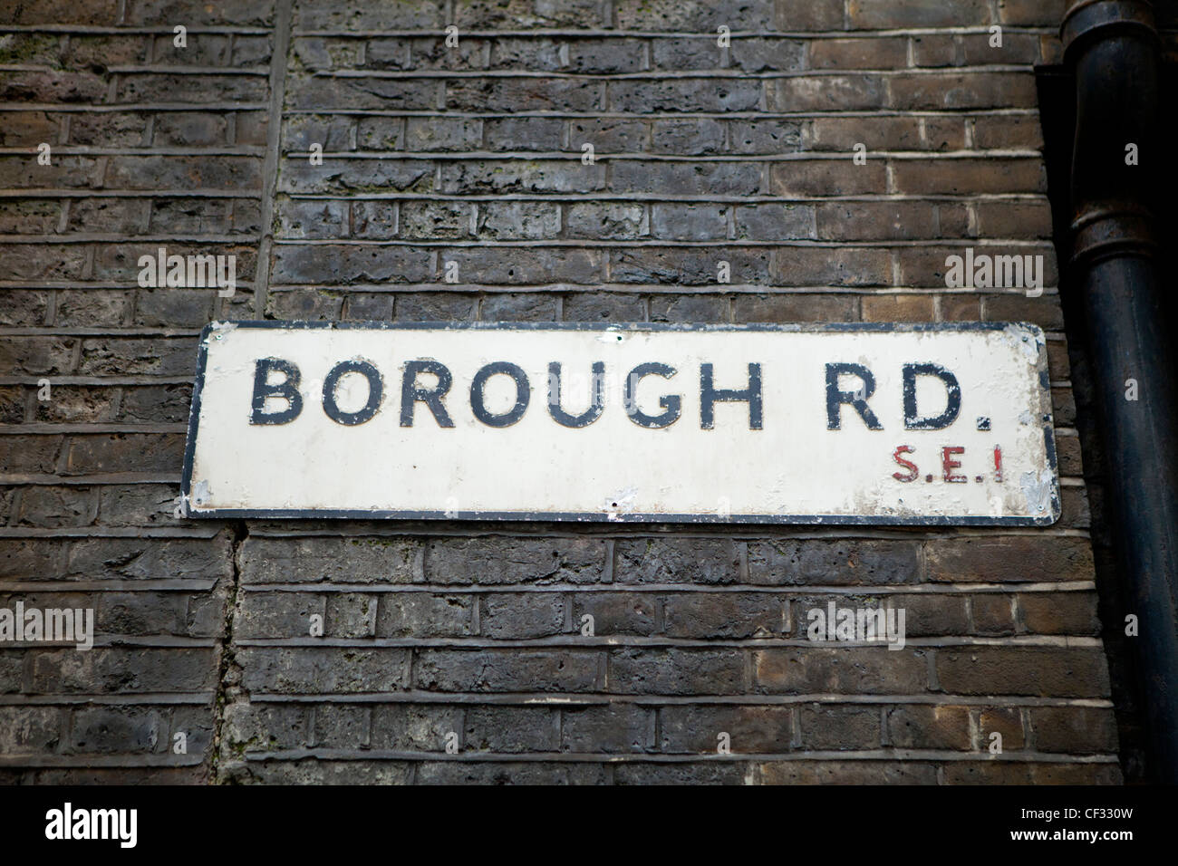 Une vue de l'ancien style original signe pour Borough Road dans le London Borough of Southwark Banque D'Images