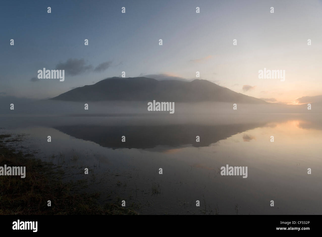 Skiddaw reflété dans le lac Bassenthwaite dans le district du lac à l'aube. Banque D'Images