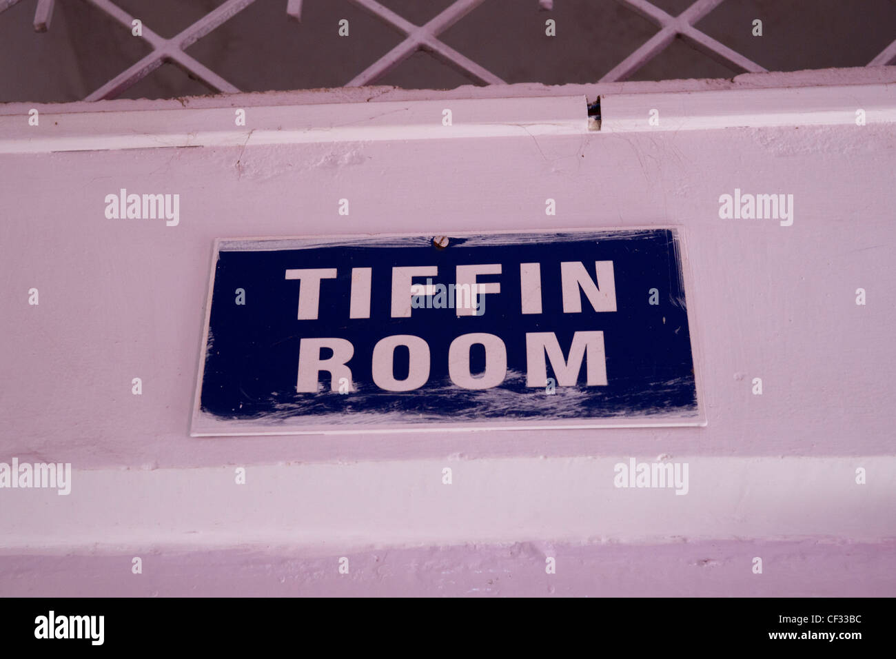 Tiffin Room. Un signe plus de porte dans l'Inde. Banque D'Images