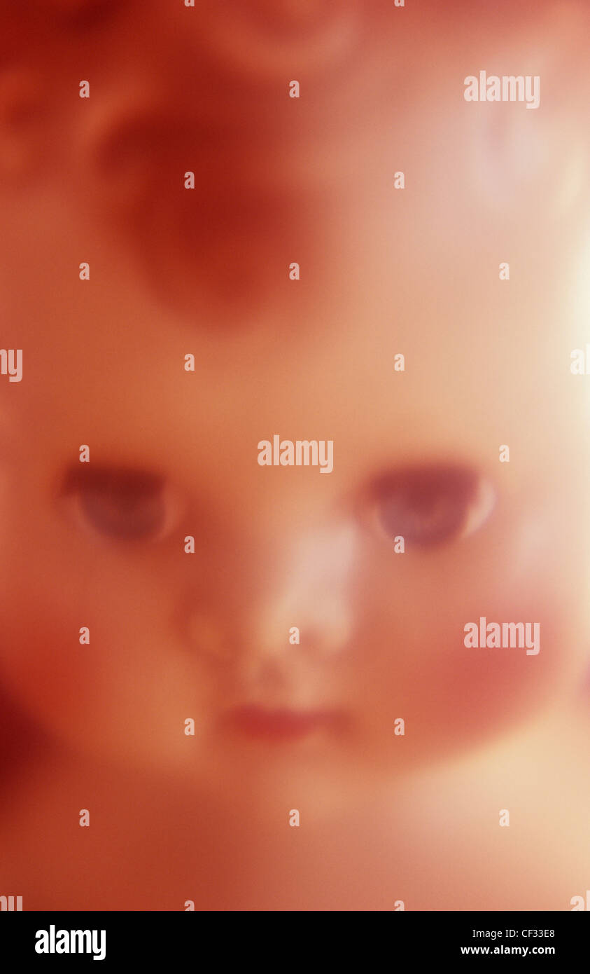 De l'atmosphère traditionnelle de baby doll avec de grands yeux rouges et les lèvres et les joues en feu chaud Banque D'Images De l'atmosphère traditionnelle de baby doll avec de grands yeux rouges et les lèvres et les joues en feu chaud Banque D'Images