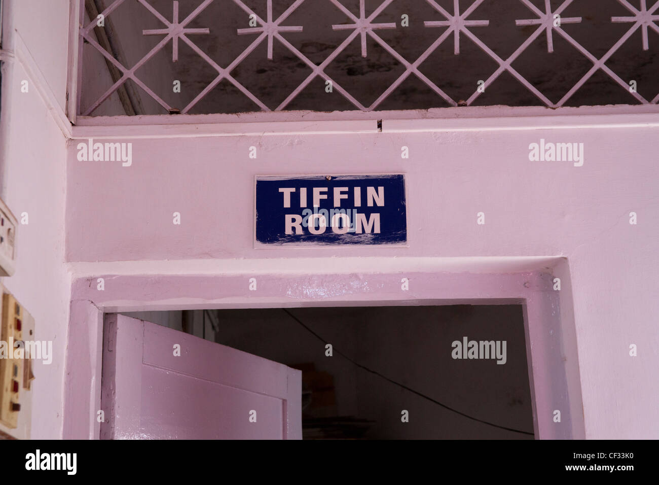 Tiffin Room. Un signe plus de porte dans l'Inde. Banque D'Images