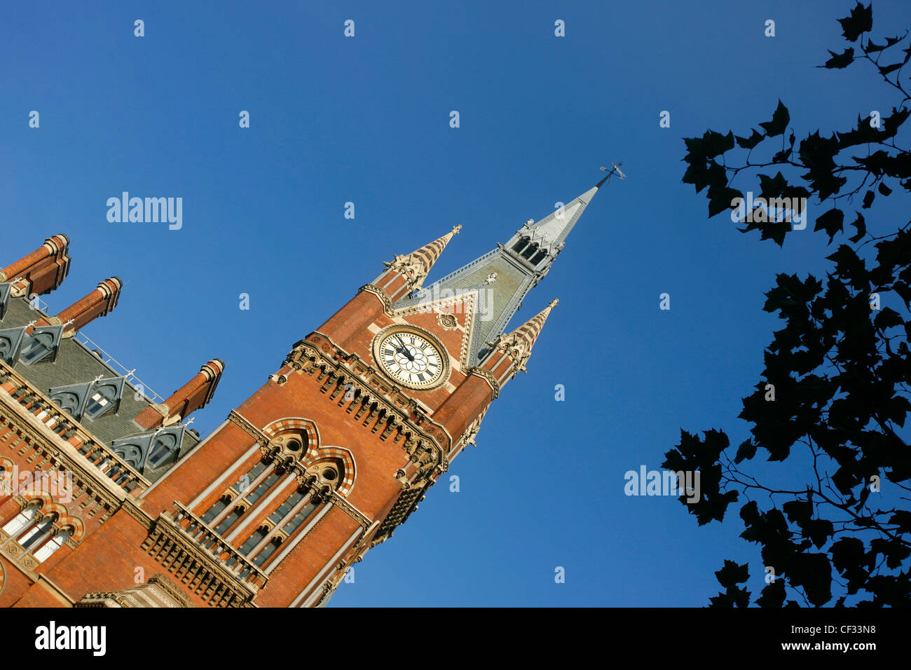 L'architecture victorienne et tour de l'horloge de la gare St Pancras à Londres. Banque D'Images