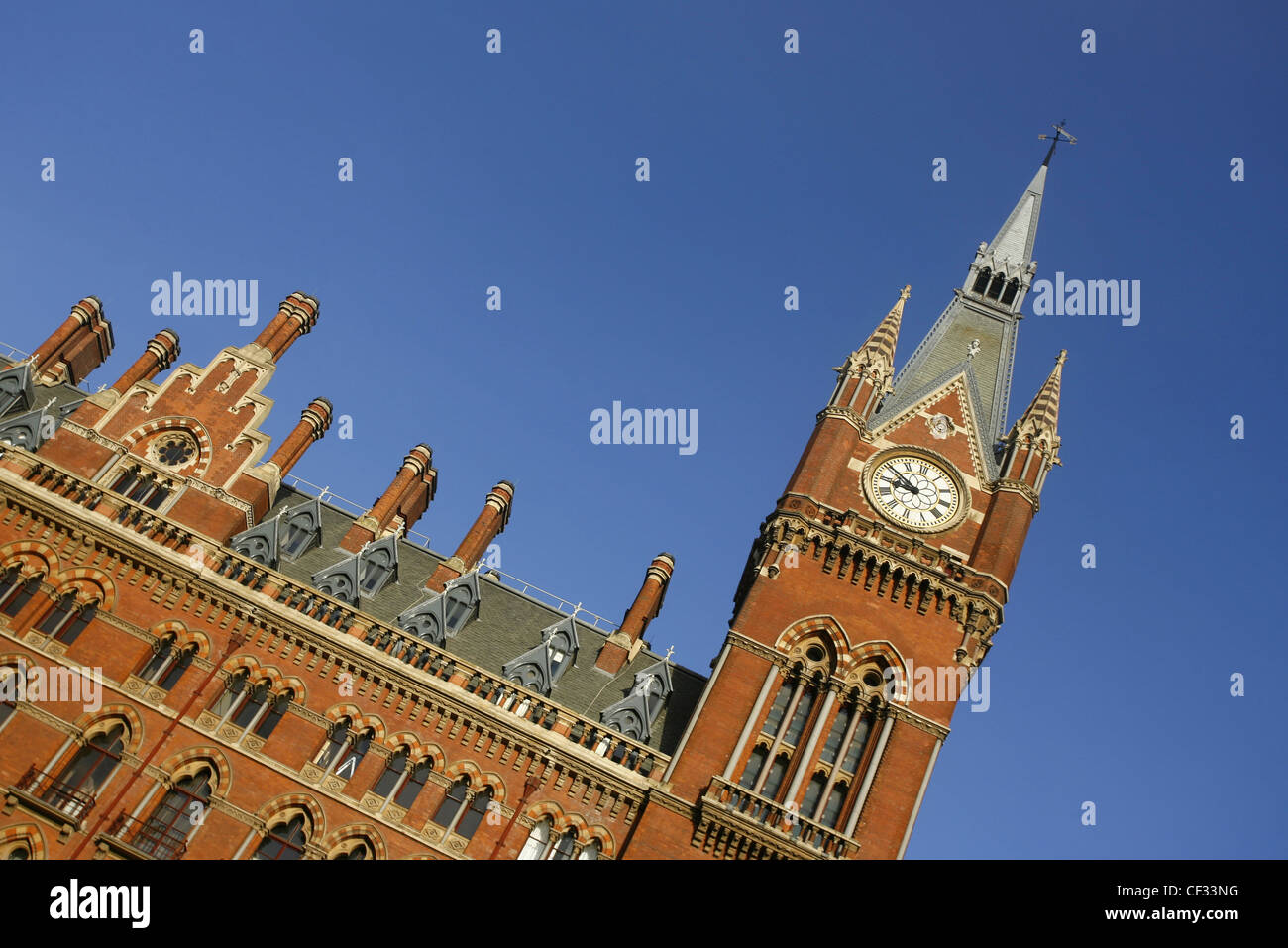 L'architecture victorienne et tour de l'horloge de la gare St Pancras à Londres. Banque D'Images