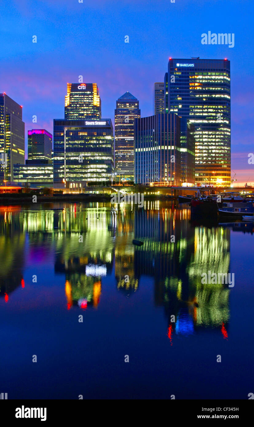 Les lumières des gratte-ciel à Canary Wharf reflétée dans le bassin de Blackwall la nuit. Banque D'Images