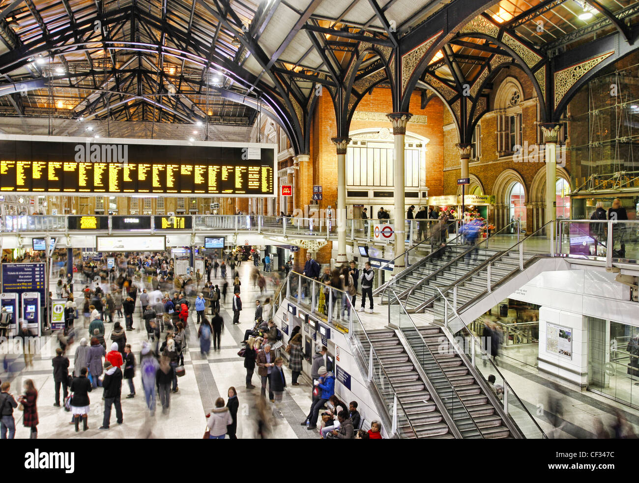 Occupé à l'intérieur du hall de la gare de Liverpool Street dans la ville de Londres. Banque D'Images