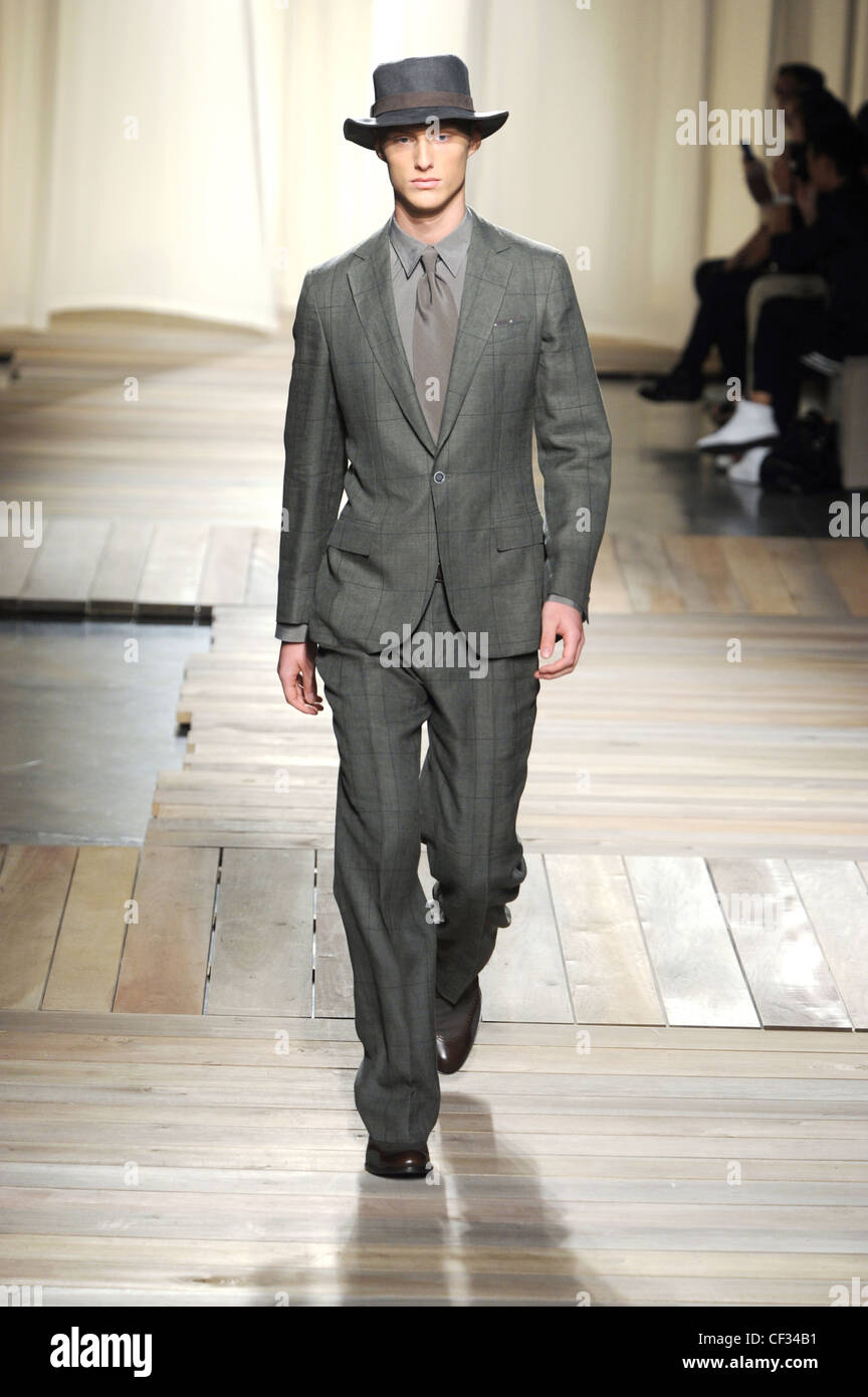 Zegna Milan Prêt à porter printemps été homme portant tailleur pantalon  gris vérifié, avec chapeau stetson Photo Stock - Alamy