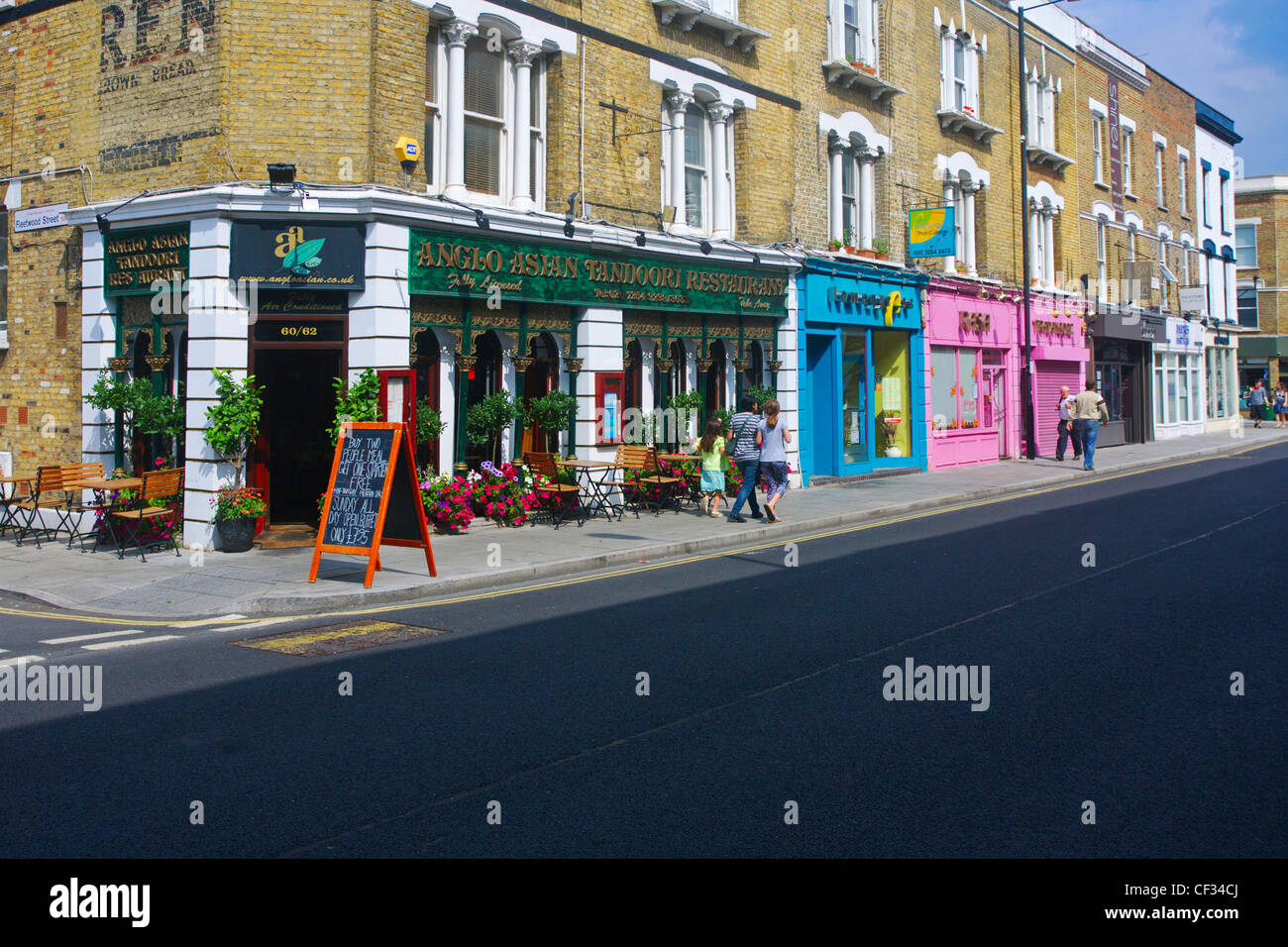 Boutiques et restaurants le long de la rue de l'Église dans la région de Stoke Newington. Banque D'Images
