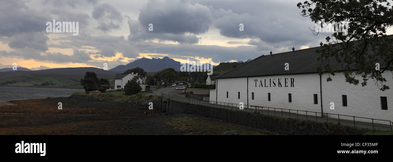 La Distillerie Talisker, la seule distillerie de l'île de Skye, sur les rives du Loch Harport avec les Cuillin dans le background Banque D'Images