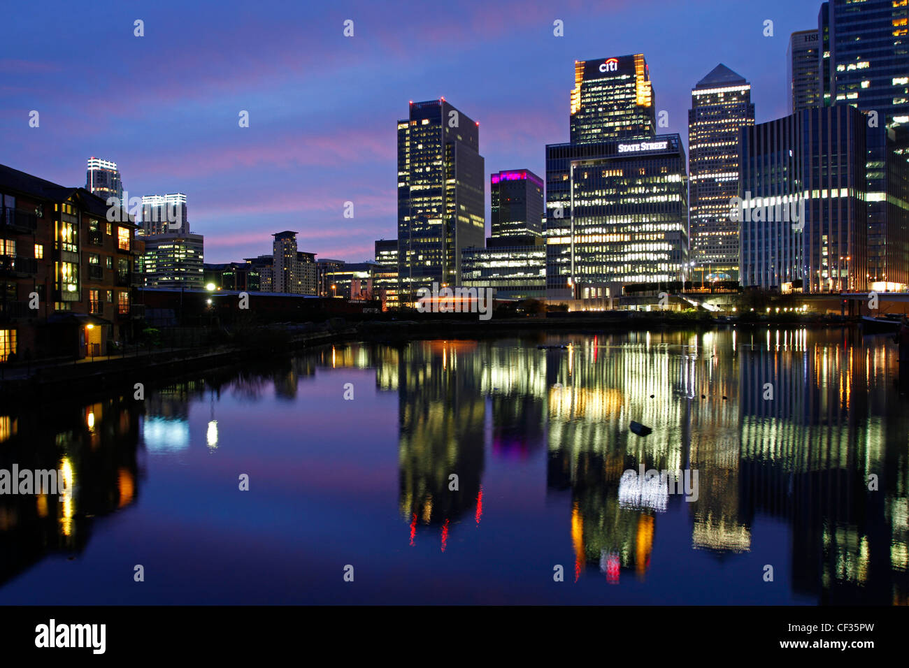 Gratte-ciel à Canary Wharf allumé au crépuscule. Banque D'Images