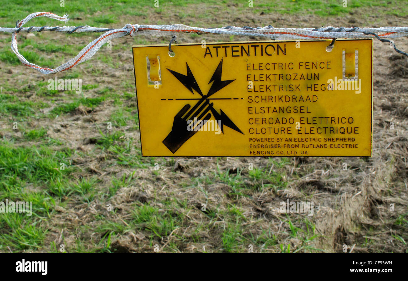 Attention sign d'une clôture électrique. Banque D'Images