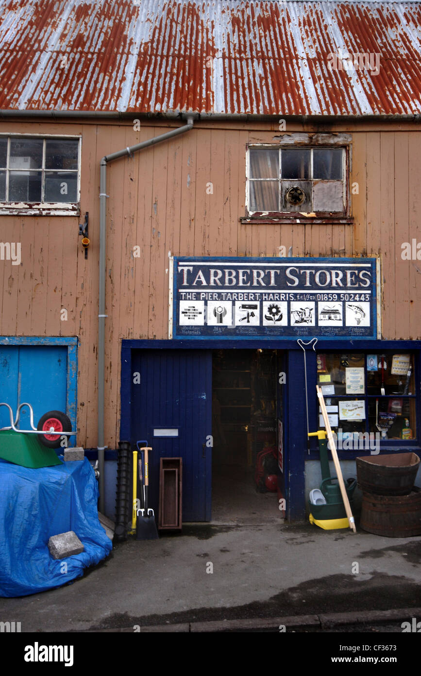 Magasin de matériel général à Tarbert. Photos de pièces teintées de l'île ont été utilisés par Stanley Kubrick comme la surface de Jupiter dans Banque D'Images