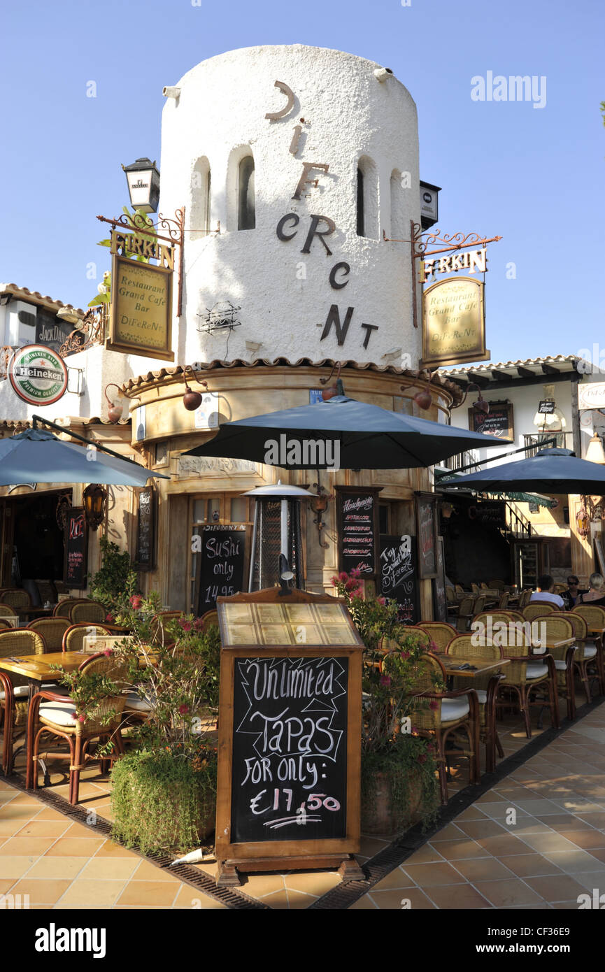 Un restaurant dans la zone piétonne de Cala D'Or Majorque Espagne Balierics Banque D'Images